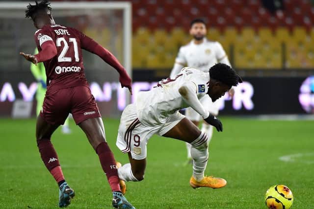 Metz's Ghanaian defender John Boye (L) challenges Bordeaux's Josh Maja.
