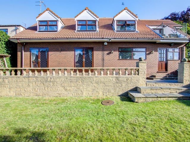 The garden is ideal for outdoor entertainment.