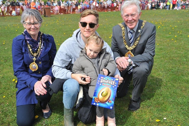 Mayor of Sunderland Harry Trueman presents 1-3 age group winner Aida Bektic and dad Adam with her egg.