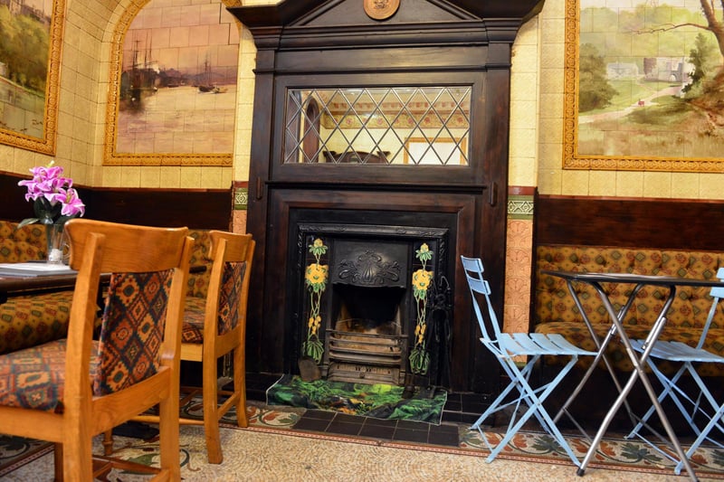 Enjoy afternoon tea inside the Mountain Daisy's historic snug room with its stunning ceramic tiles depicting local scenes. Purple Lily Bistro runs the food at the pub, offering hearty portions at fair prices.