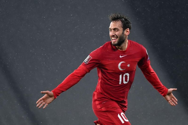Arsenal, Chelsea and Juventus are keeping an eye on AC Milan midfielder Hakan Calhanoglu, who could be available on a free transfer at the end of the season. (Sky Sports Italia)