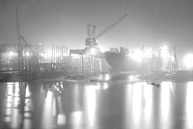 Hard work during nightshift at Thompsons in 1951. Workers at the yard produced ships until the 1980s.