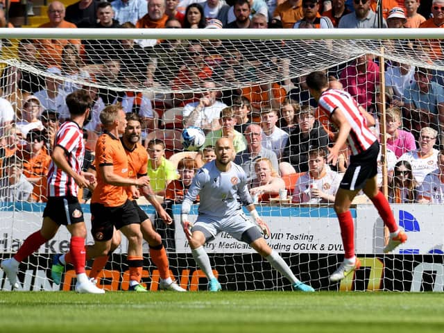 Ross Stewart heads a chance wide for Sunderland against Dundee United.