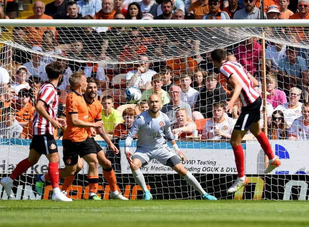 Ross Stewart heads a chance wide for Sunderland against Dundee United.