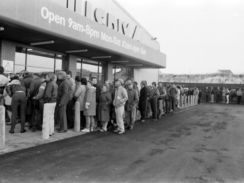 Crowds queue at the opening of the Great Mills DIY superstore at Seafield Edinburgh, November 1986.