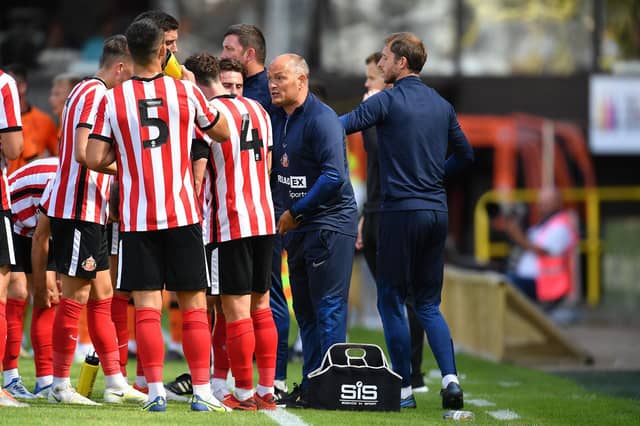 Sunderland boss Alex Neil speaking to his players. Picture by Frank Reid