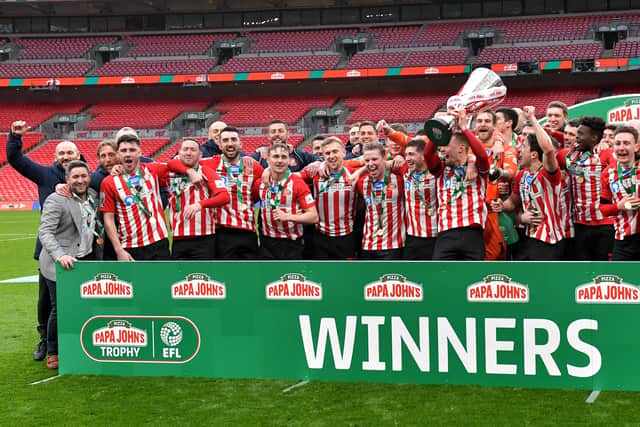 Sunderland AFC players lift the Papa John’s Trophy.