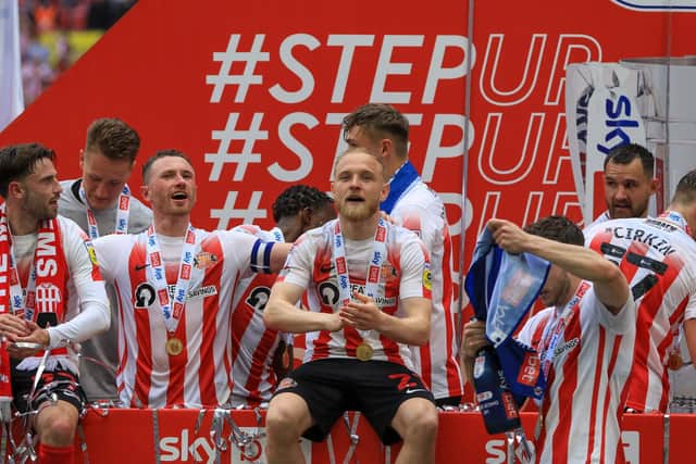 Sunderland players celebrate at Wembley Stadium.