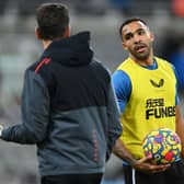 Callum Wilson of Newcastle United speaks with Jason Tindall, Coach of Newcastle United as he warms up prior to the Premier League match between Newcastle United and Norwich City at St. James Park on November 30, 2021 in Newcastle upon Tyne, England. (Photo by Stu Forster/Getty Images)