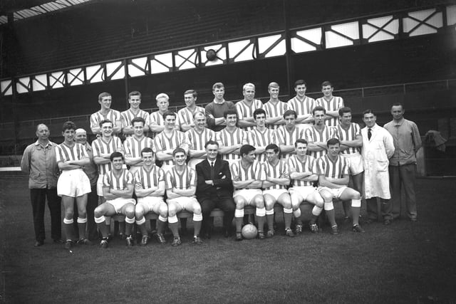 Brian Clough jokingly poses for the Sunderland AFC team photo with a pipe. (Fourth from the right, middle row)