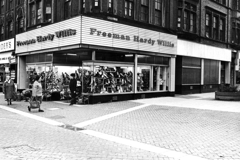 The corner of King Street and Russell Street in November 1984 with Freeman Hardy Willis in the picture.