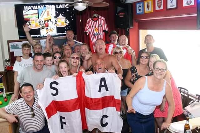 Sunderland fans enjoying themselves in Clarky's Bar in Benalmádena.