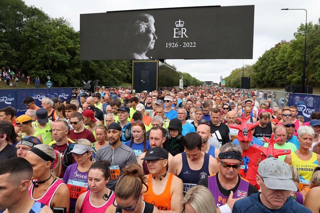 An estimated 60,000 runners pay their respects to the late Queen Elizabeth II by observing a moment of silence at the start line.