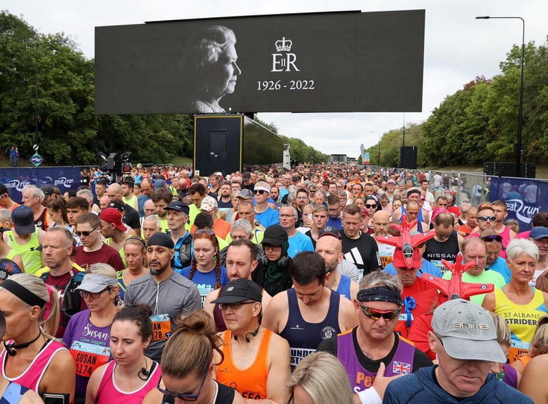 An estimated 60,000 runners pay their respects to the late Queen Elizabeth II by observing a moment of silence at the start line.