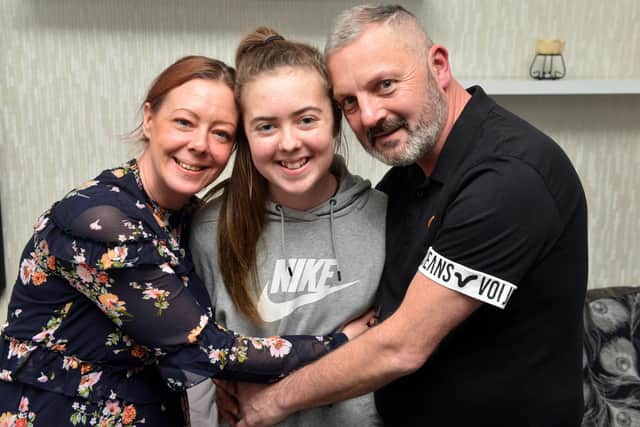 Kayleigh pictured in 2020 with parents Sonia Llewellyn and Shaun Sidney after she returned home following her transplant.