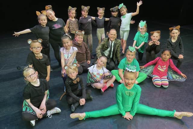 Pupils from Hill View Primary school on stage at the Sunderland Empire with BBC reporter Jeff Brown. Picture by FRANk REID