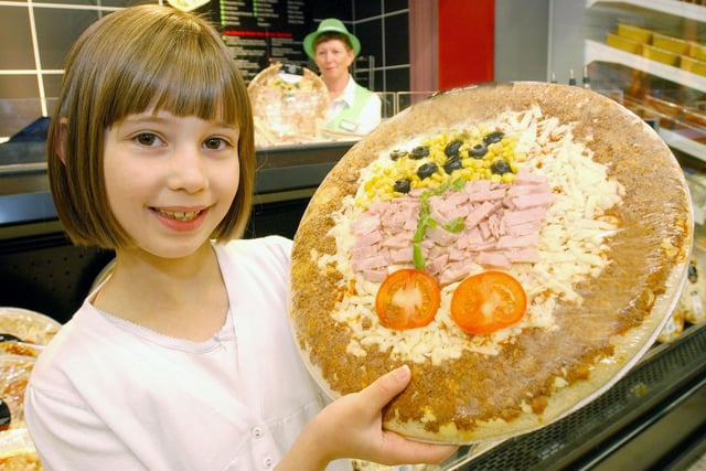 Lauren Head showed her excellent creativity in 2008. The seven-year-old won a design-your-own pizza competition in Washington with her design of the F-Pit Pizza.