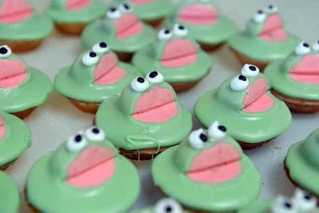 Green frogs are a signature cake at Müllers