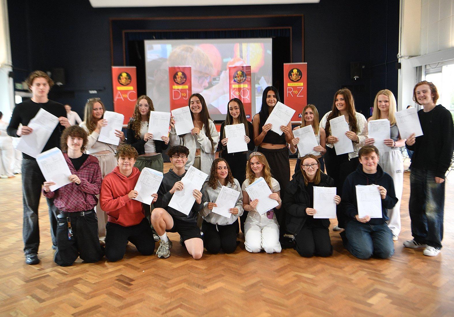 Schülerinnen der Southmoor Academy feiern großartige GCSE-Ergebnisse