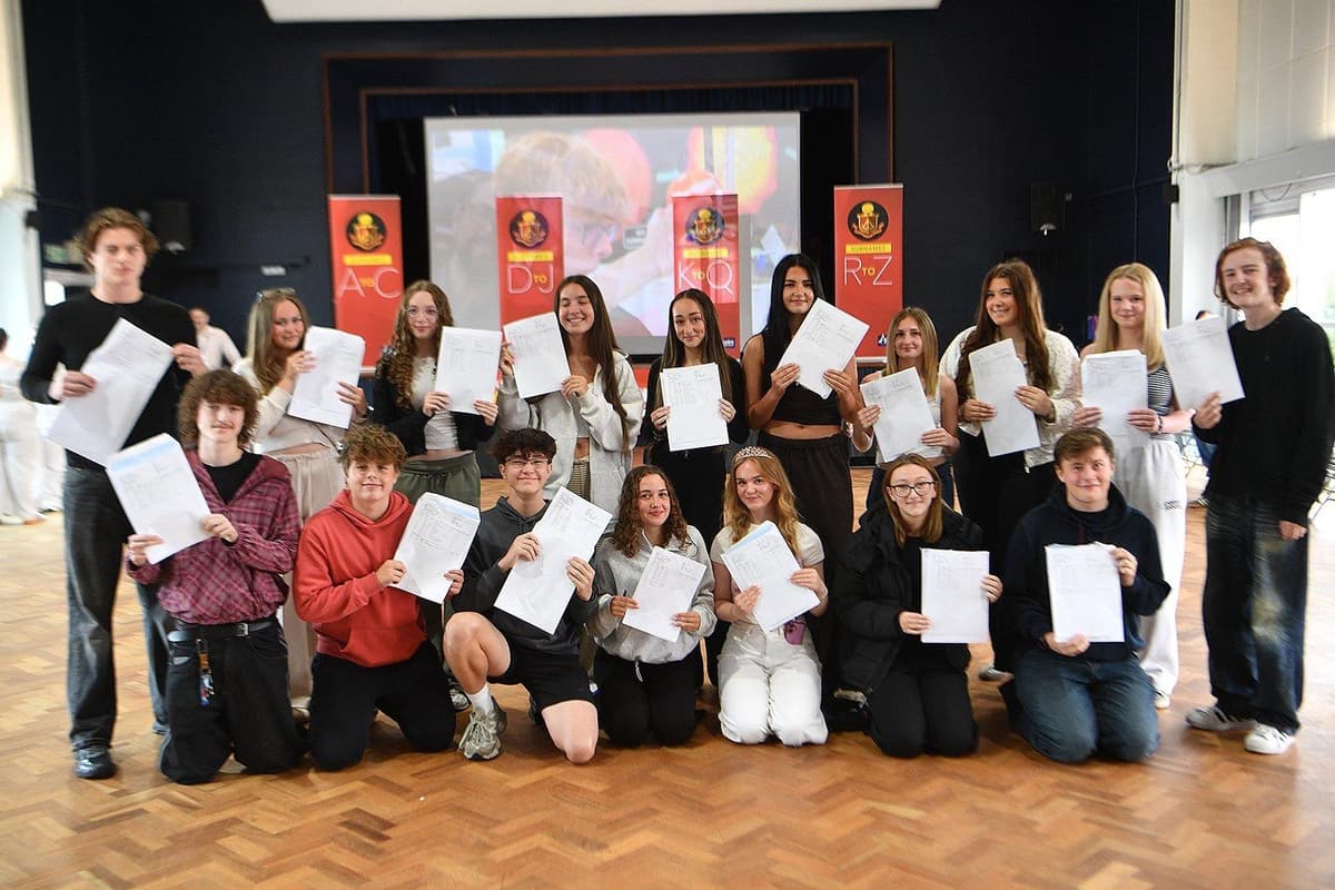 Schülerinnen der Southmoor Academy feiern großartige GCSE-Ergebnisse