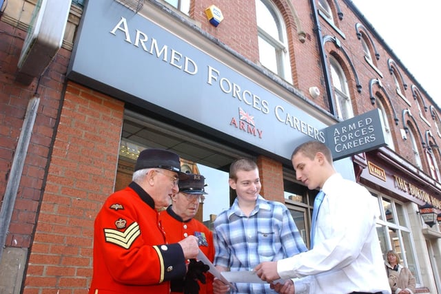 A wonderful 2004 photo of Chelsea pensioners Ralph Dickinson and David Baker who were chatting to the final recruits at the Army Careers Office in Borough Road.
The two young lads in the picture were Liam Patterson and Ross Askew.