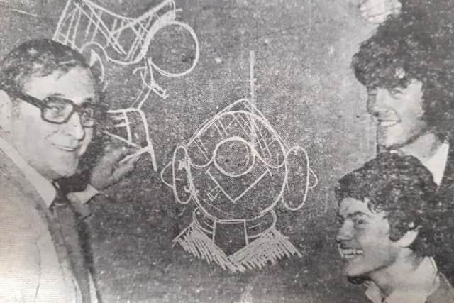 Reg Smythe back at Redby School in 1975, showing youngsters how to draw Andy Capp.