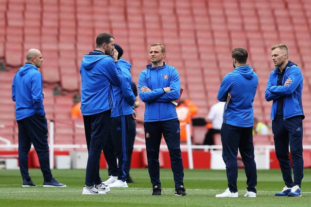 LONDON, ENGLAND - MAY 16: Lee Cattermole of Sunderland and his Sunderland team mates take a look at the pitch prior to the Premier League match between Arsenal and Sunderland at Emirates Stadium on May 16, 2017 in London, England.  (Photo by Charlie Crowhurst/Getty Images)