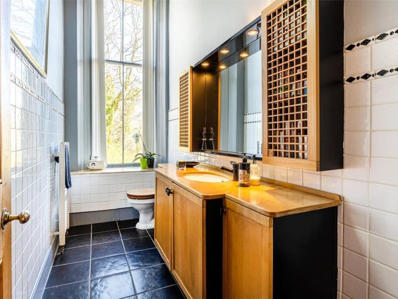 Cloakroom / WC.