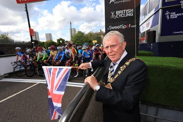 Sunderland Mayor Cllr Harry Truman waves the flag to start the race.

Photograph: Will Walker / North News