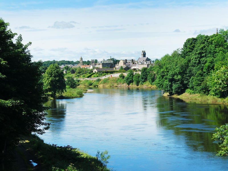 Sitting on the north bank of the River Tweed on the English border, Coldstream has a historic bridge and a pretty market square.