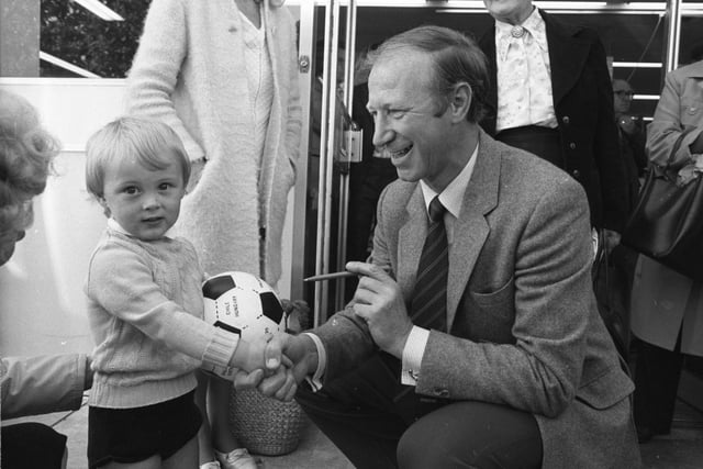 Jack Charlton was the visitor to Hintons, Fulwell, in August 1982, and he got to meet some of the locals, including Jonathon Ridley.