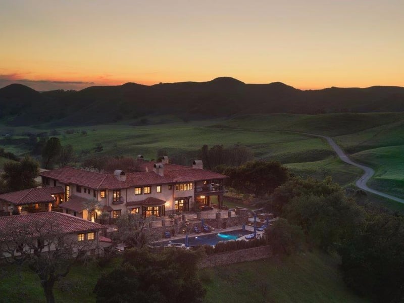 The estate reveals itself through the miles of rolling hills to deliver an unparalleled sense of arrival.