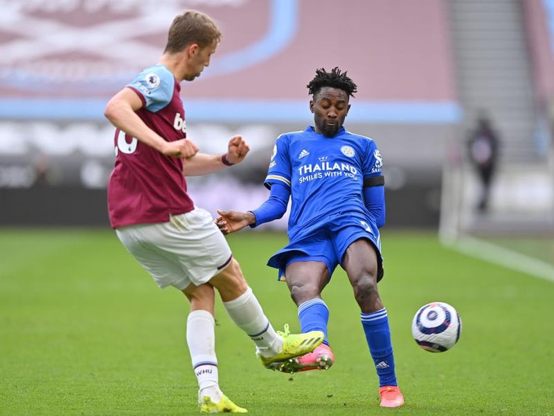 Barcelona are weighing up a possible move for Wilfred Ndidi, who is valued at around £43.3 million by Premier League club Leicester City. (El Gol Digital)
 
(Photo by Justin Setterfield/Getty Images)