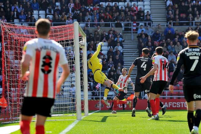 Elliot Embleton scores an audacious free kick at the Stadium of Light. Picture by Frank Reid.