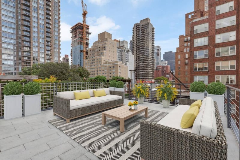 The six-bedroom, eight-bathroom contemporary residence was built in 2018. It has a landscaped roof deck and multiple outdoor spaces. The private roof deck has 360-degree views across the city.