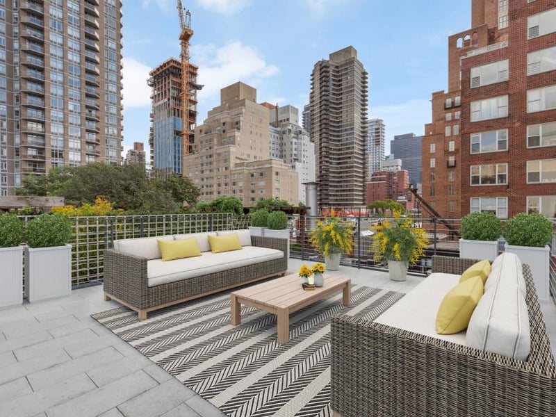 The six-bedroom, eight-bathroom contemporary residence was built in 2018. It has a landscaped roof deck and multiple outdoor spaces. The private roof deck has 360-degree views across the city.
