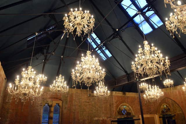 The site features 80 chandeliers
