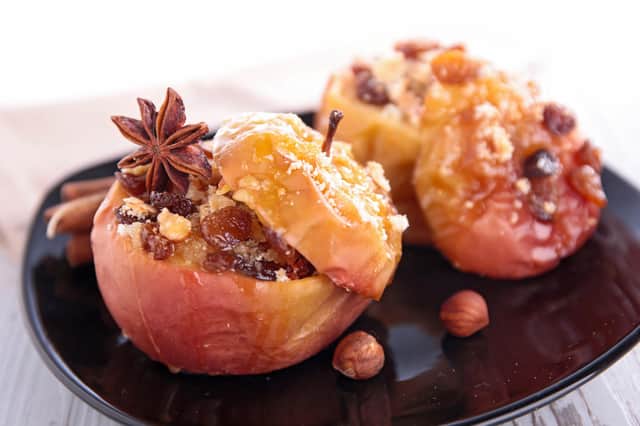 ​Baked apples with dried fruits and spices – a healthy option at Christmas.