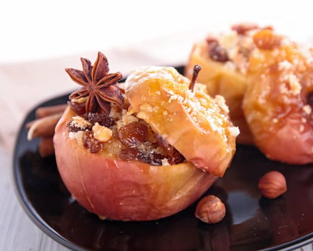 ​Baked apples with dried fruits and spices – a healthy option at Christmas.