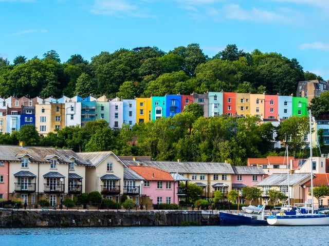 Average house price in 2000: £137,742. Average house price in 2020: £1786,760. Percentage value change: 112
