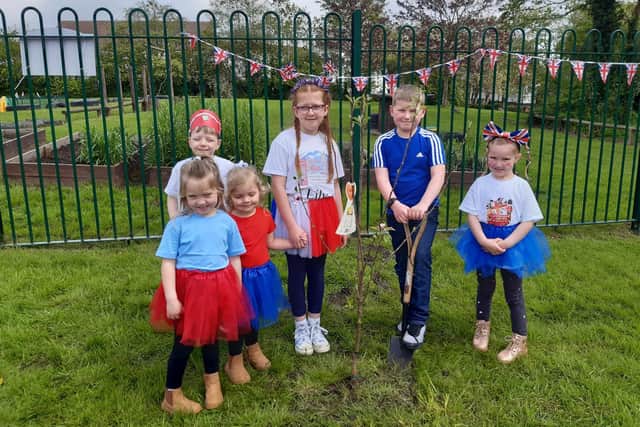 Fatfield Academy Inspires pupils planting a Coronation apple tree.