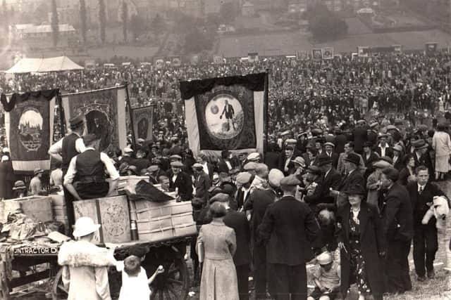 Crowds on Durham racecourse in 1939.