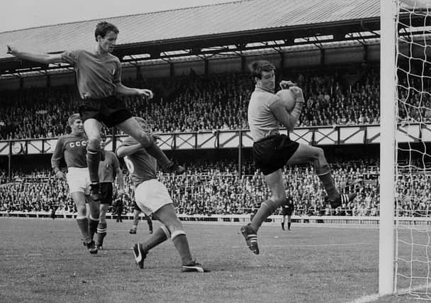 Russian footballer Anatoly Banishevski challenging the Italian goalkeeper Enrico Albertosi during a World Cup game at Roker Park, Sunderland.  (Photo by Central Press/Getty Images).