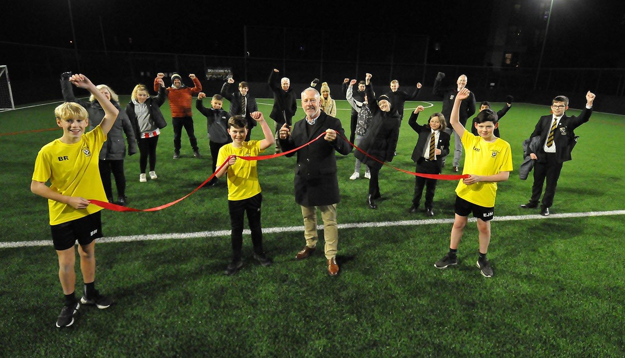 La ex estrella del Sunderland, Kevin Ball, inaugura oficialmente un nuevo campo 4G en el histórico Ashbrooke Sports Club