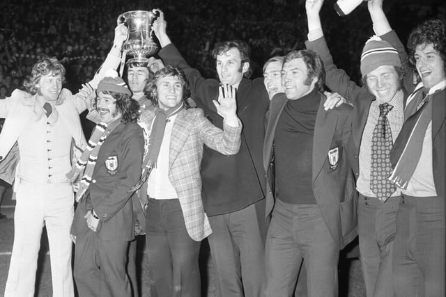 The team shows off the FA Cup to a packed Roker Park.
