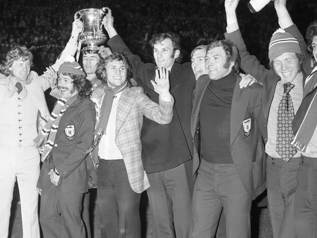 The team shows off the FA Cup to a packed Roker Park.