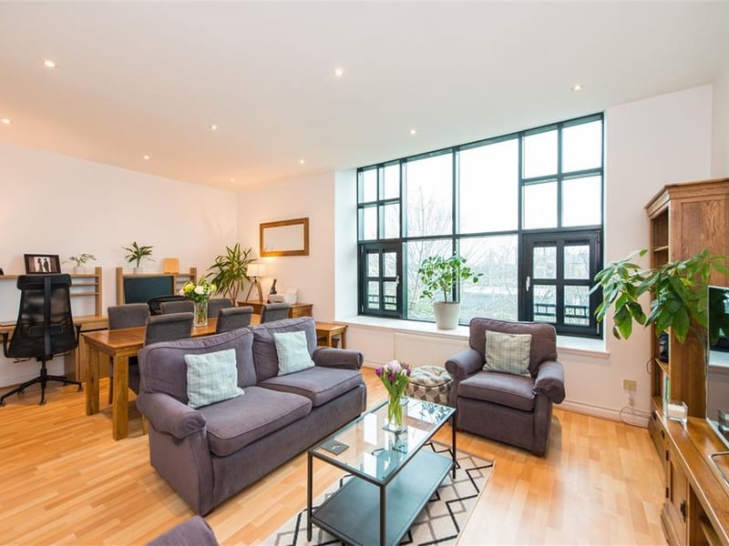Living room / Dining room.