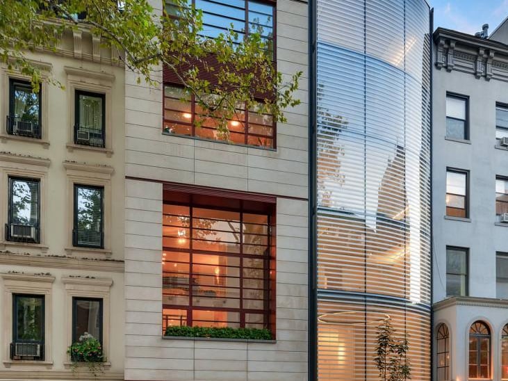 162 East 64th Street is a seven-storey building with a lift.