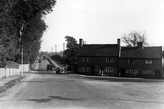 Looking towards Hulbert Road from the foot of Portsdown Hill Road, Bedhampton, 1932. The News PP4222