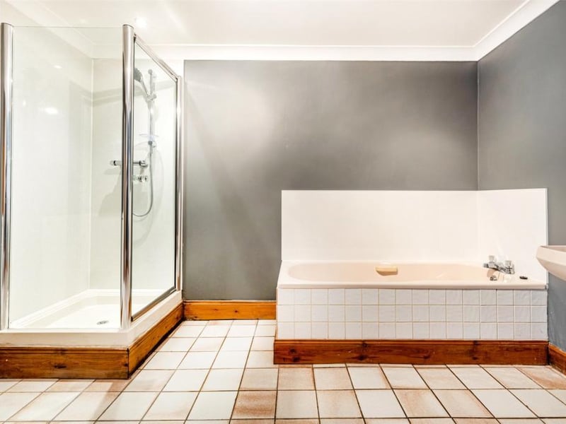 Garden level apartment - Bathroom.
